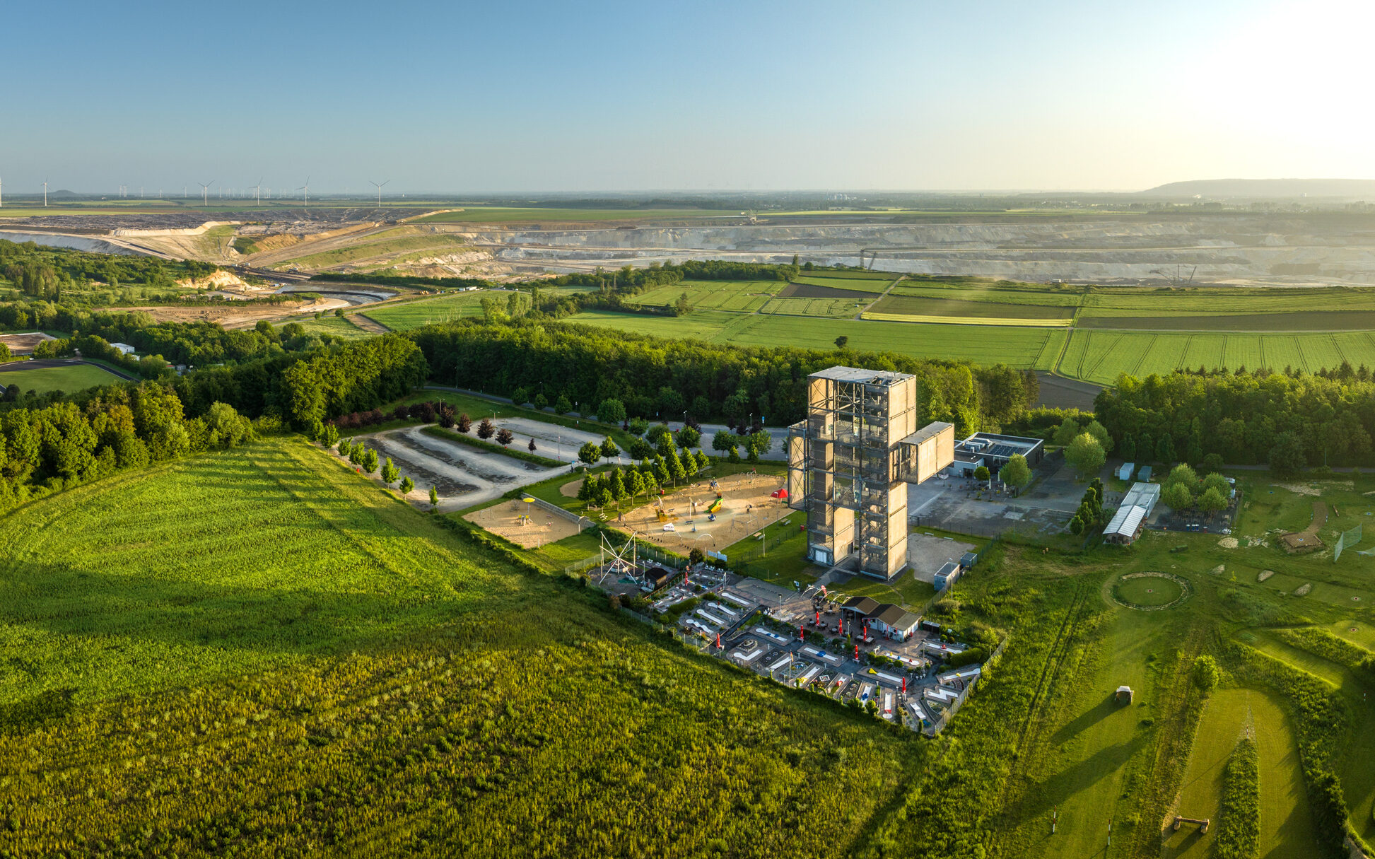 Indemann mit Blick auf den Tagebau Inden